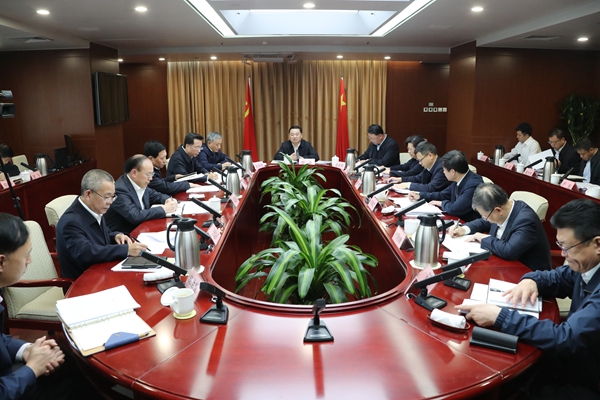 		郝鹏主持召开中央企业经济运行座谈会和宏观经济及重点行业专家座谈会强调推动央企稳增添高质量生长 施展在国民经济中的“稳固器”作用_国资关注_尊龙凯时集团有限公司	