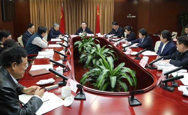 		郝鹏主持召开中央企业经济运行座谈会和宏观经济及重点行业专家座谈会强调推动央企稳增添高质量生长 施展在国民经济中的“稳固器”作用_国资关注_尊龙凯时集团有限公司	