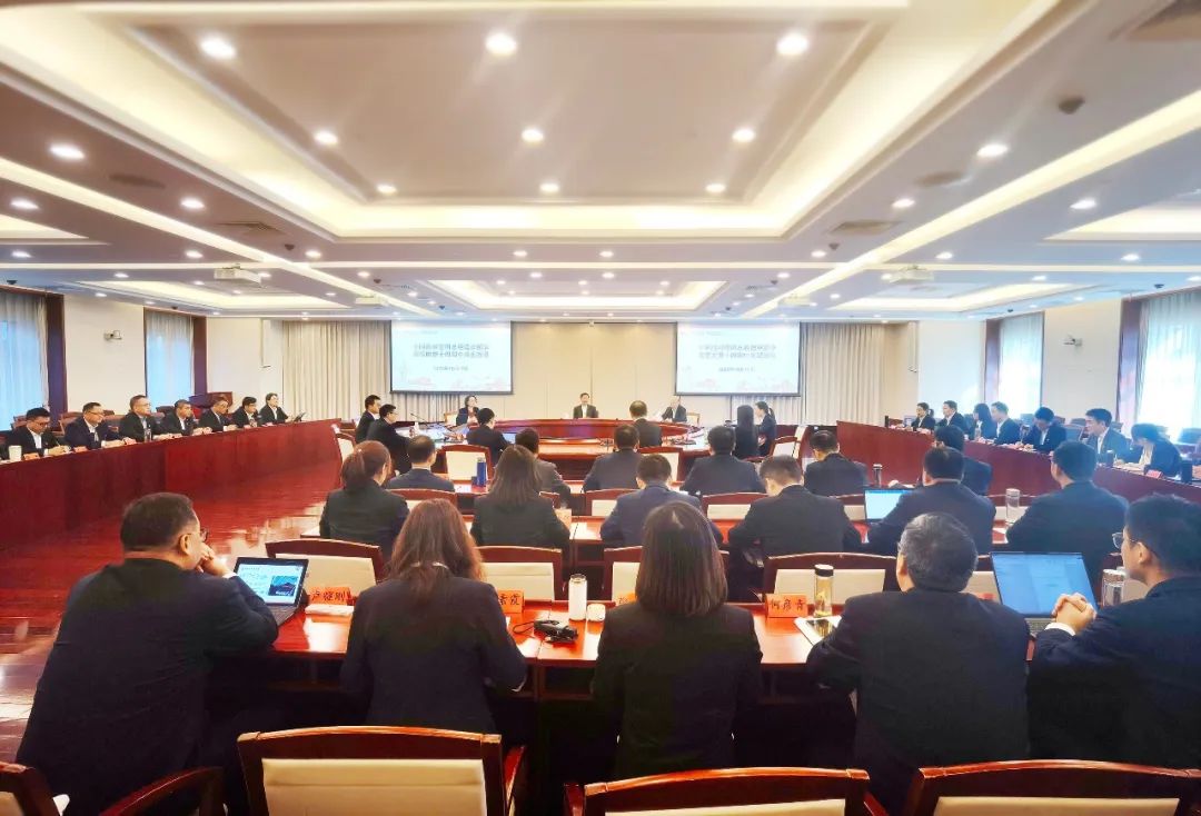 		李新华到集团第十四期中青班座谈交流：学习贯彻党的二十大精神，，，建设天下一流企业_员工关爱_尊龙凯时集团有限公司	