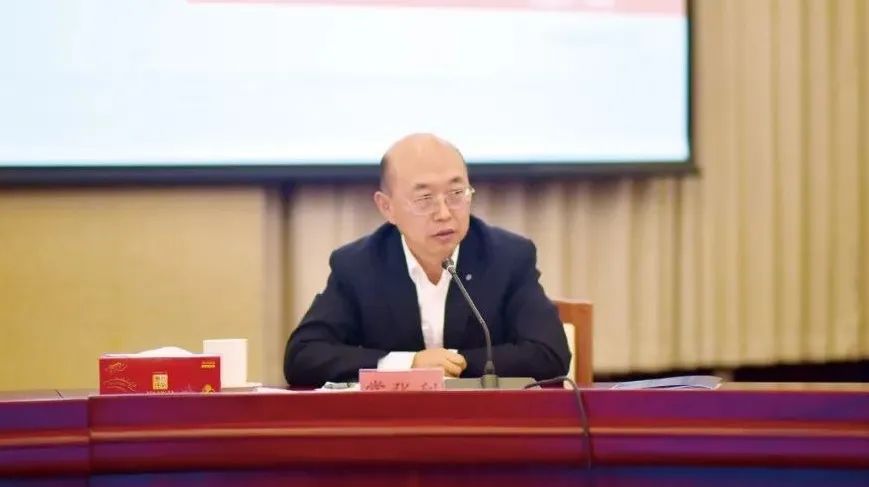 		李新华到集团第十四期中青班座谈交流：学习贯彻党的二十大精神，，，建设天下一流企业_员工关爱_尊龙凯时集团有限公司	