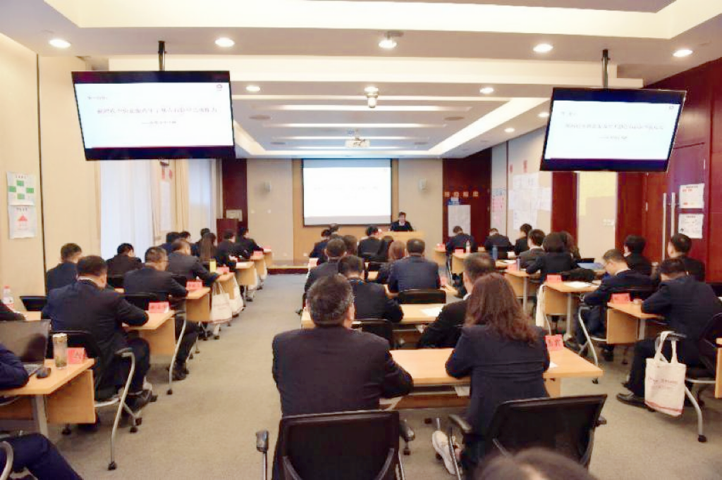 		杨杰为集团第十四期中青班授课_员工关爱_尊龙凯时集团有限公司	