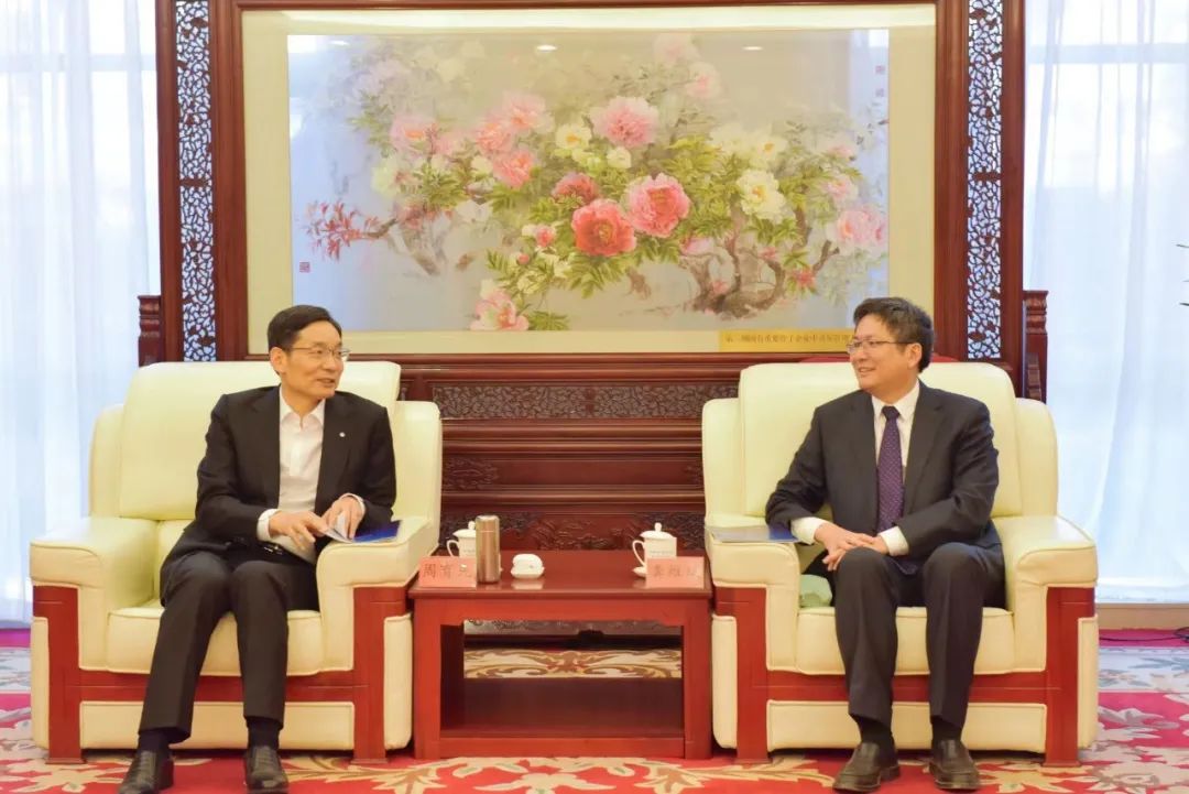 		周育先与中央党校（国家行政学院）副校长（副院长）龚维斌举行谈判并为集团第十四期中青班授课_员工关爱_尊龙凯时集团有限公司	
