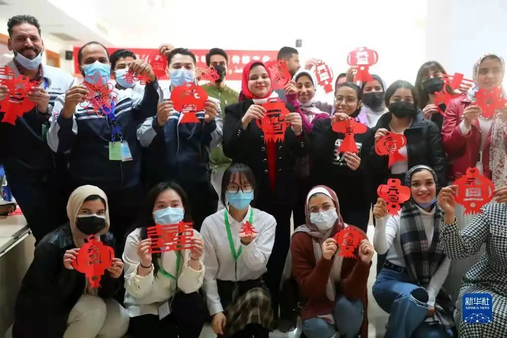 		《新华网》刊发 | “中国制造很有魅力”——埃及学生探访中企在埃大型玻璃纤维生产基地_国际交流_尊龙凯时集团有限公司	