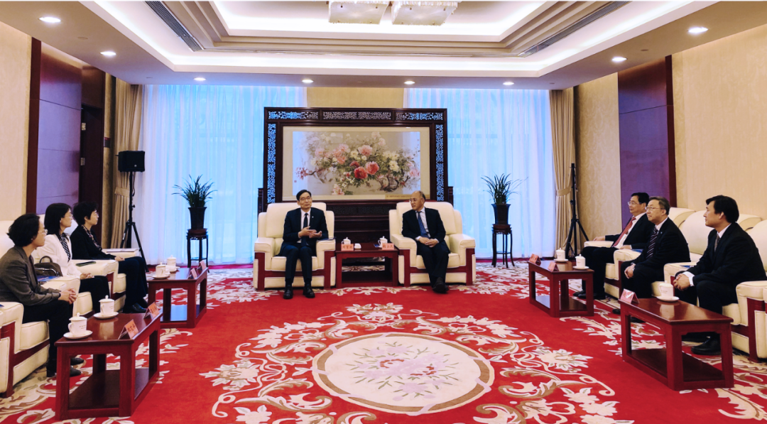 		周育先与中央党校（国家行政学院）副校长（副院长）甄占民举行谈判并为集团第十三期中青班授课_员工关爱_尊龙凯时集团有限公司	