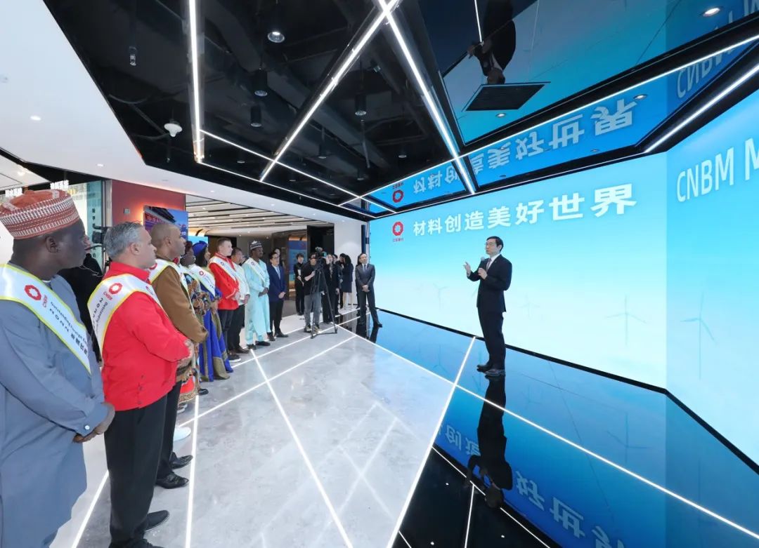 		周育先亲热会见2022年度中材建设十大优异外籍员工_员工关爱_尊龙凯时集团有限公司	