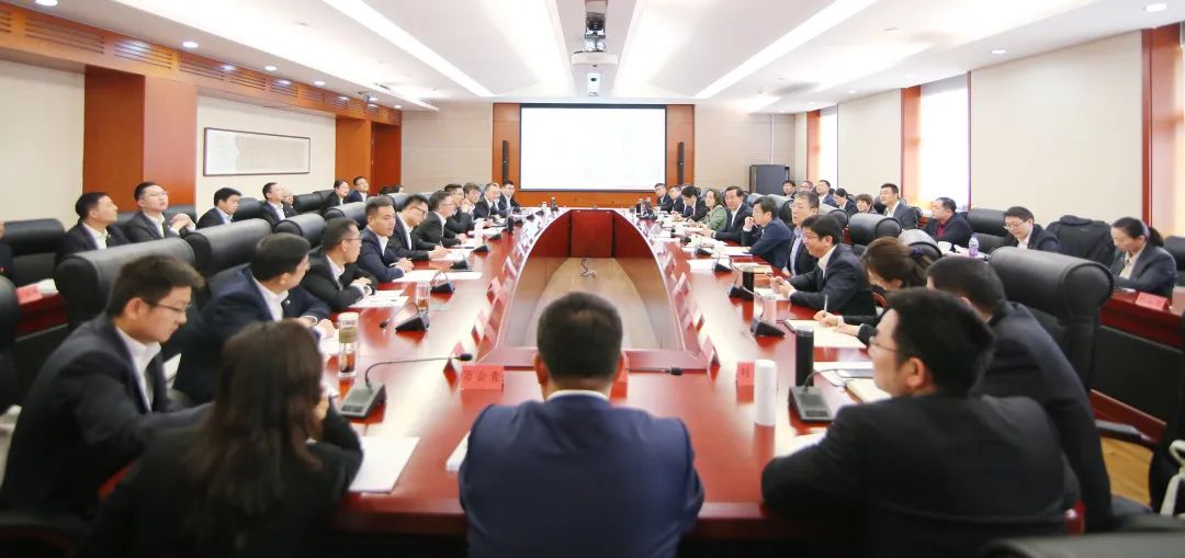 		李新华到集团第十五期中青班开展座谈交流_企业培训_尊龙凯时集团有限公司	