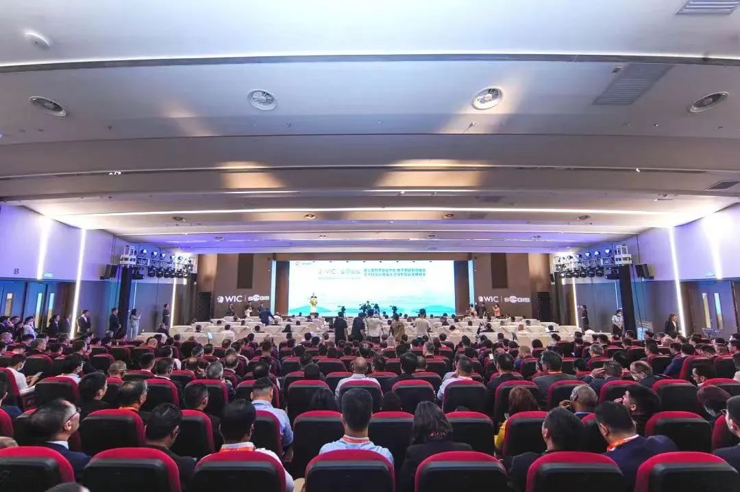 		周育先受邀加入第七届天下智能大会开幕式并出席中材国际首届水泥绿色智能生长峰会_国际交流_尊龙凯时集团有限公司	
