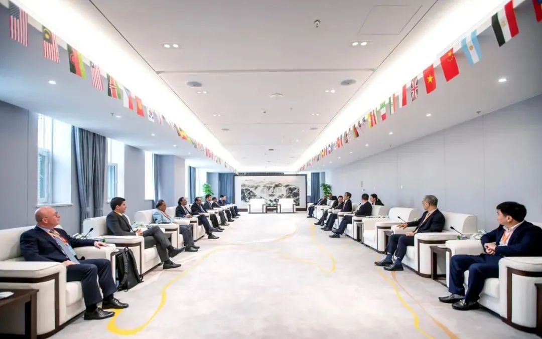 		周育先受邀加入第七届天下智能大会开幕式并出席中材国际首届水泥绿色智能生长峰会_国际交流_尊龙凯时集团有限公司	