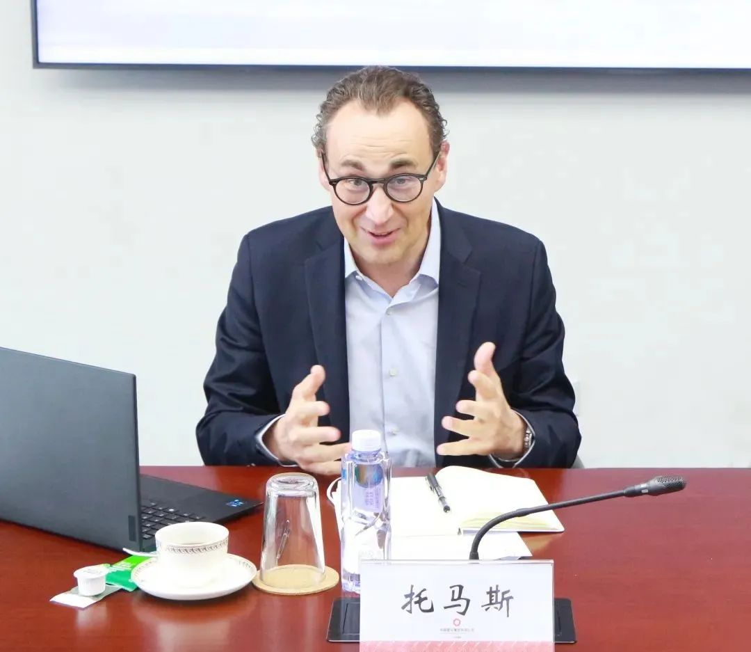 		李新华会见全球水泥与混凝土协会首席执行官托马斯_国际交流_尊龙凯时集团有限公司	