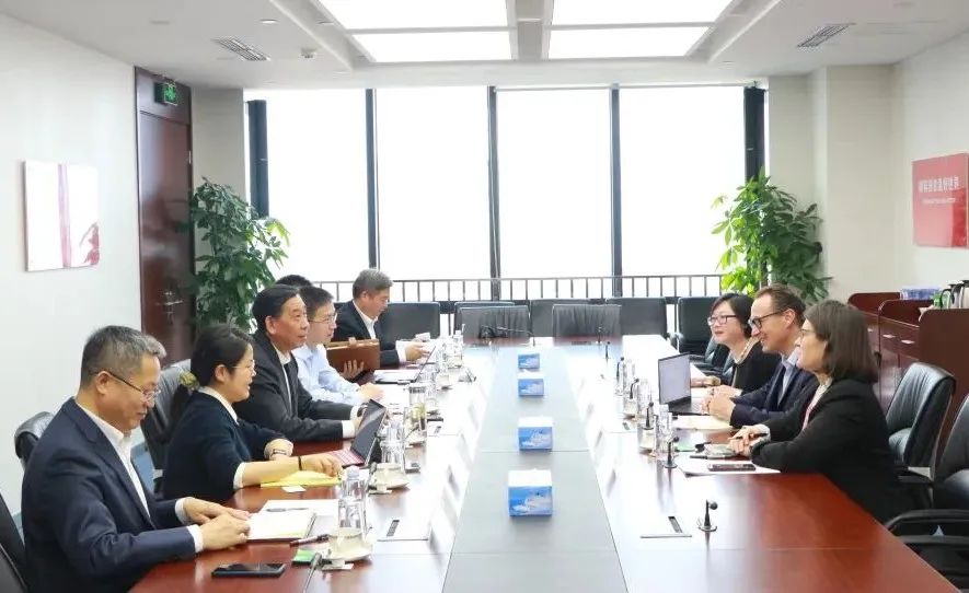 		李新华会见全球水泥与混凝土协会首席执行官托马斯_国际交流_尊龙凯时集团有限公司	