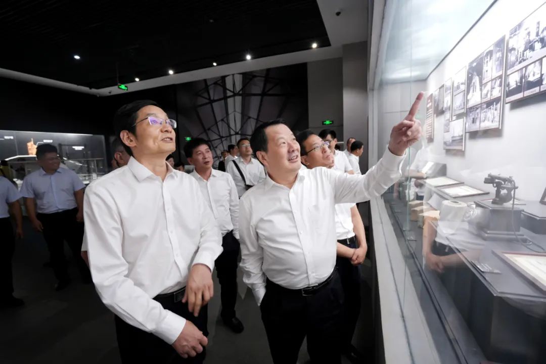 		周育先到秦皇岛调研集团在秦企业，，并出席玻璃项目投产暨开工仪式_市场绩效_尊龙凯时集团有限公司	