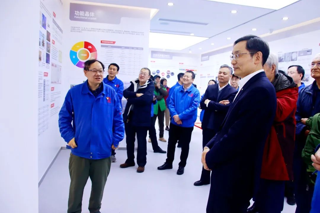 		周育先赴晶体院开展调研慰问_员工关爱_尊龙凯时集团有限公司	