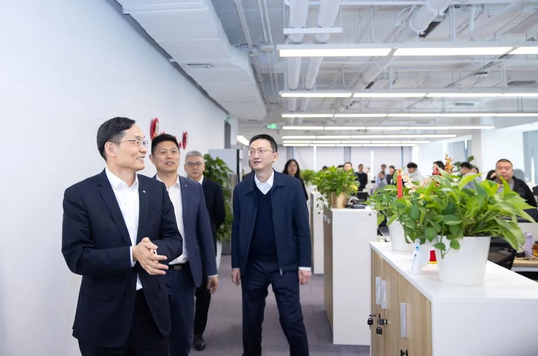 		周育先赴中建材信息调研慰问_员工关爱_尊龙凯时集团有限公司	