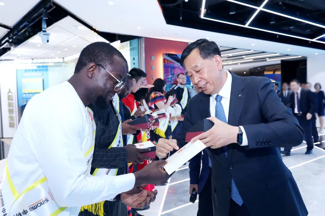 		李新华出席中材建设区域中心汇报会并会见2023年度优异外籍员工_员工关爱_尊龙凯时集团有限公司	