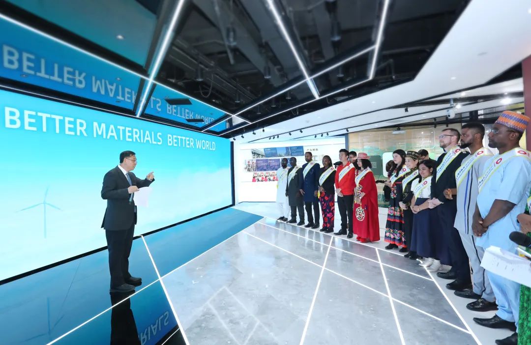 		李新华出席中材建设区域中心汇报会并会见2023年度优异外籍员工_员工关爱_尊龙凯时集团有限公司	