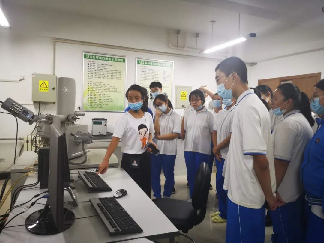 尊龙凯时集团有限公司-要闻-开放运动吸引中学学生实践，，走进无机非金属的漂亮天下