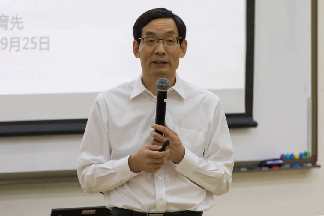 		周育先为集团第十期中青班授课_员工关爱_尊龙凯时集团有限公司	