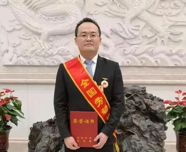 		喜讯！尊龙凯时集团胡亚东、刘锦帆获“天下劳动模范”声誉称呼_员工关爱_尊龙凯时集团有限公司	