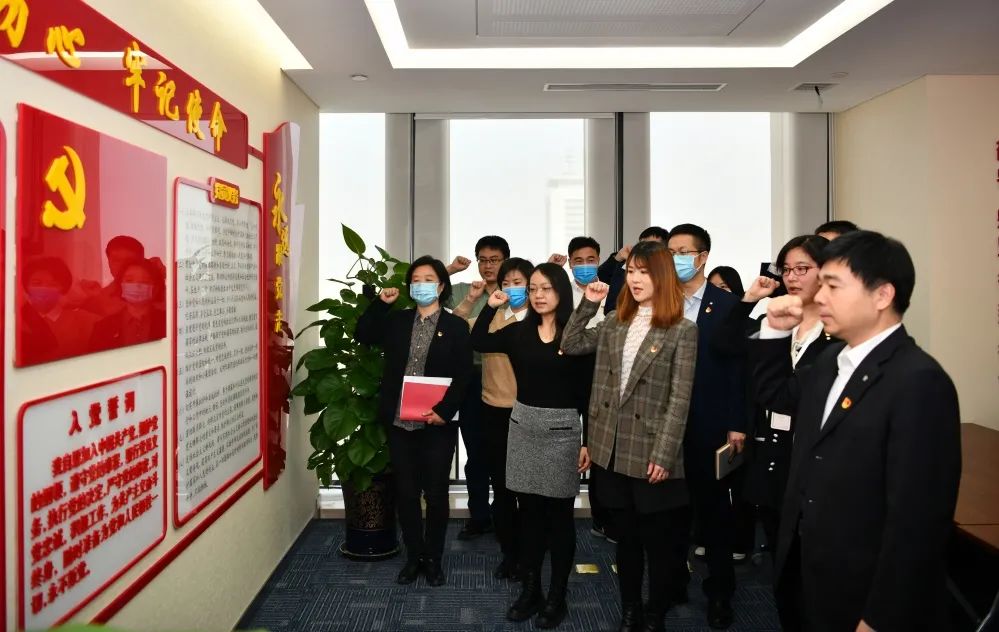 		中国复材第一党支部开展学习党的十九届六中全会聚会精神专题学习会_十九届六中全会_尊龙凯时集团有限公司	