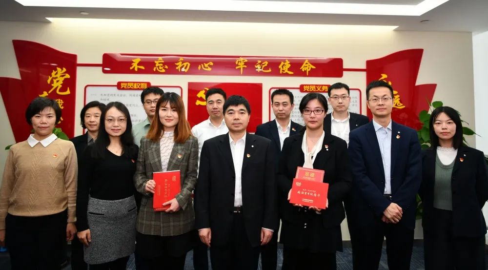 		中国复材第一党支部开展学习党的十九届六中全会聚会精神专题学习会_十九届六中全会_尊龙凯时集团有限公司	