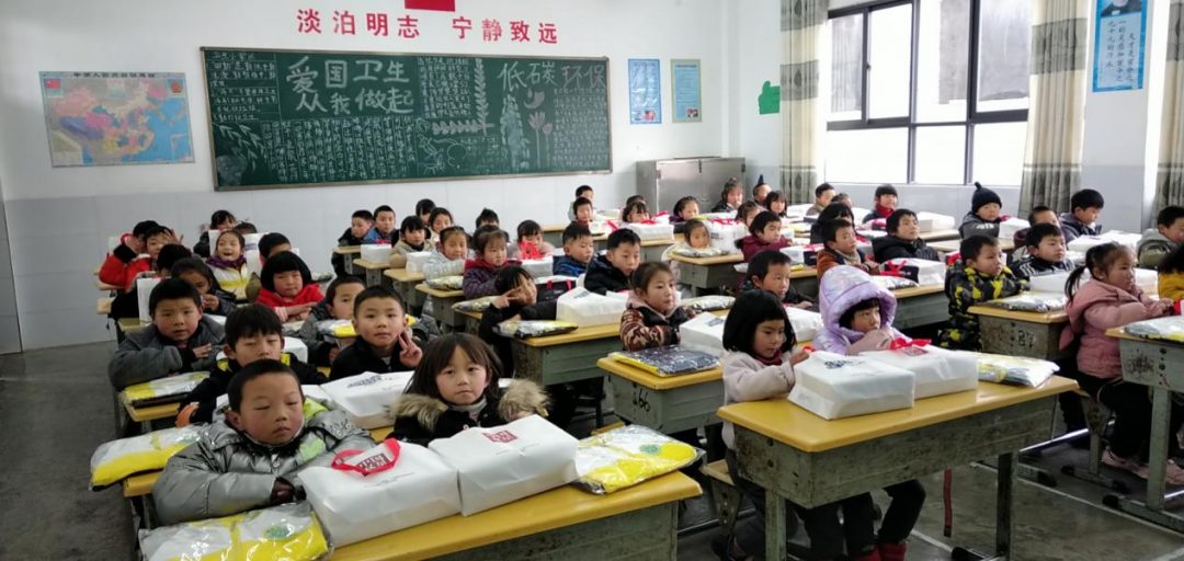 		冬日暖阳，，，我们为云南昭通孩子们送去温暖_责任与文化_尊龙凯时集团有限公司	