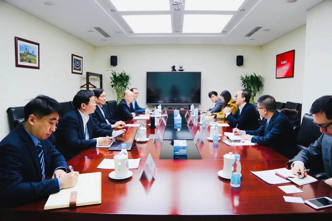 		周育先会见澳门湾峰董事长马志刚一行_国际交流_尊龙凯时集团有限公司	