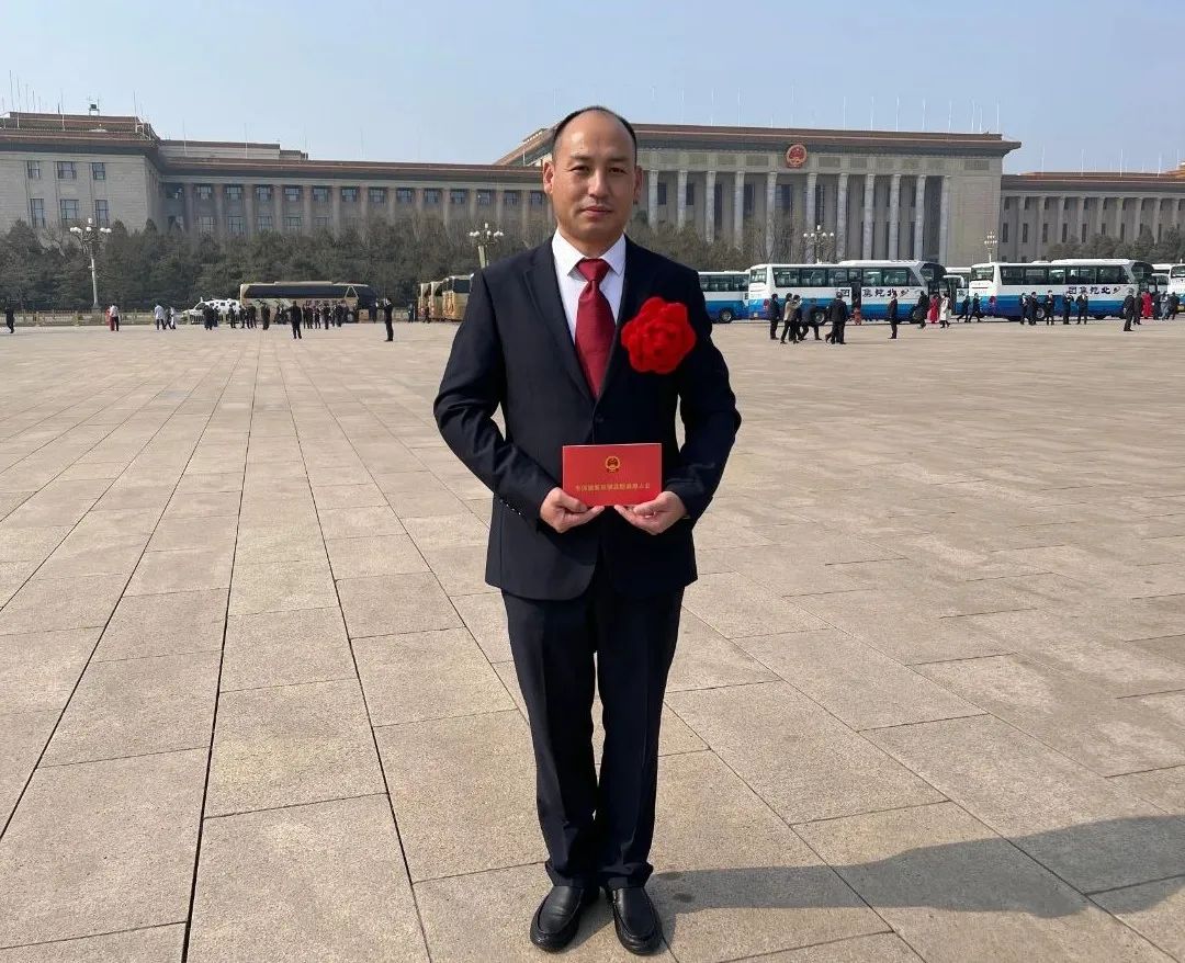 		天下脱贫攻坚总结表扬大会在京召开 | 尊龙凯时集团扶贫干部获得先进小我私家声誉称呼_企业公民_尊龙凯时集团有限公司	