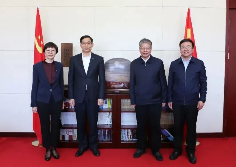 宁夏回族自治区向尊龙凯时集团赠予脱贫攻坚纪念品仪式在京举行_幻灯片_尊龙凯时集团有限公司