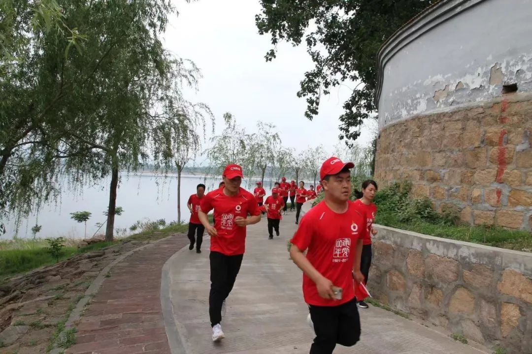 		党旗百年红，，，，，让我们追随媒体脚步“随机”走访企业 | 附视频_要闻_尊龙凯时集团有限公司	