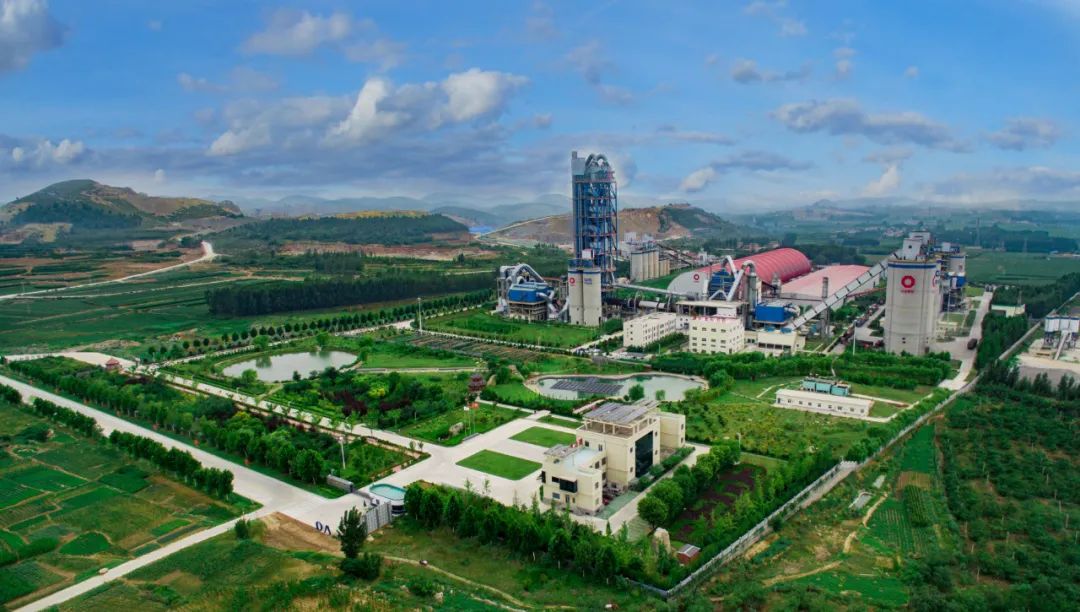 		《经济日报》“走进中建材” ，，，，，，报道建材业加速智能化转型 | 泰安站_责任动态_尊龙凯时集团有限公司	