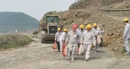 		落实清静责任、推动清静生长，，，?中材矿山深入推进2021年“清静生产月”运动_员工关爱_尊龙凯时集团有限公司	
