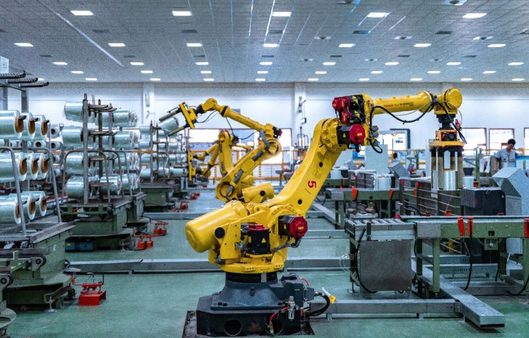 		《新华逐日电讯》走进中建材 | “未来工厂什么样？？？？？？”去中国巨石智能制造基地看看吧_学习动态_尊龙凯时集团有限公司	