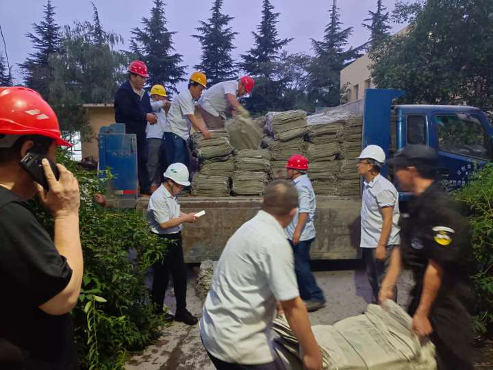 		一直“豫”你在一起，，，，，，尊龙凯时集团抗洪救援一直歇！_图片_尊龙凯时集团有限公司	