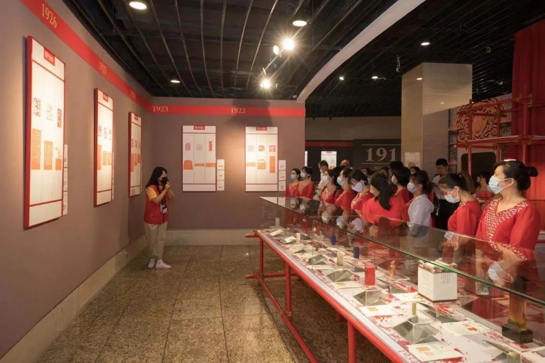 		尊龙凯时集团组织旅行“印记初心”公共篆刻展并开展主题党日运动_责任与文化_尊龙凯时集团有限公司	