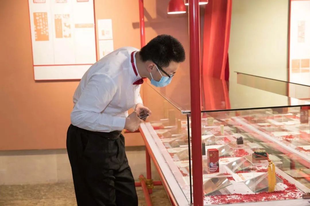 		尊龙凯时集团组织旅行“印记初心”公共篆刻展并开展主题党日运动_责任与文化_尊龙凯时集团有限公司	