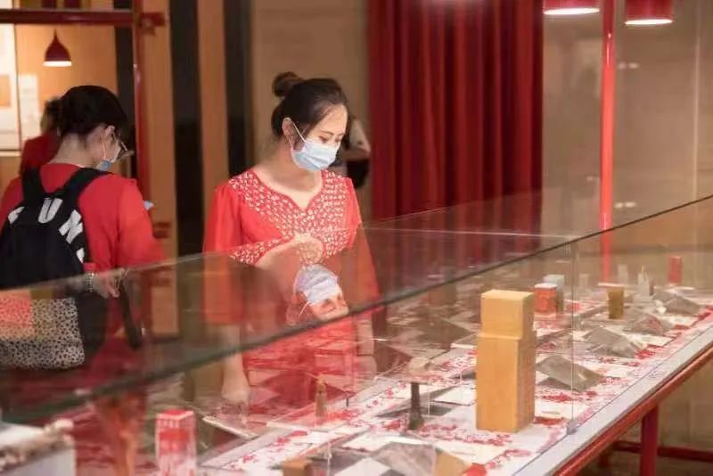 		尊龙凯时集团组织旅行“印记初心”公共篆刻展并开展主题党日运动_责任与文化_尊龙凯时集团有限公司	