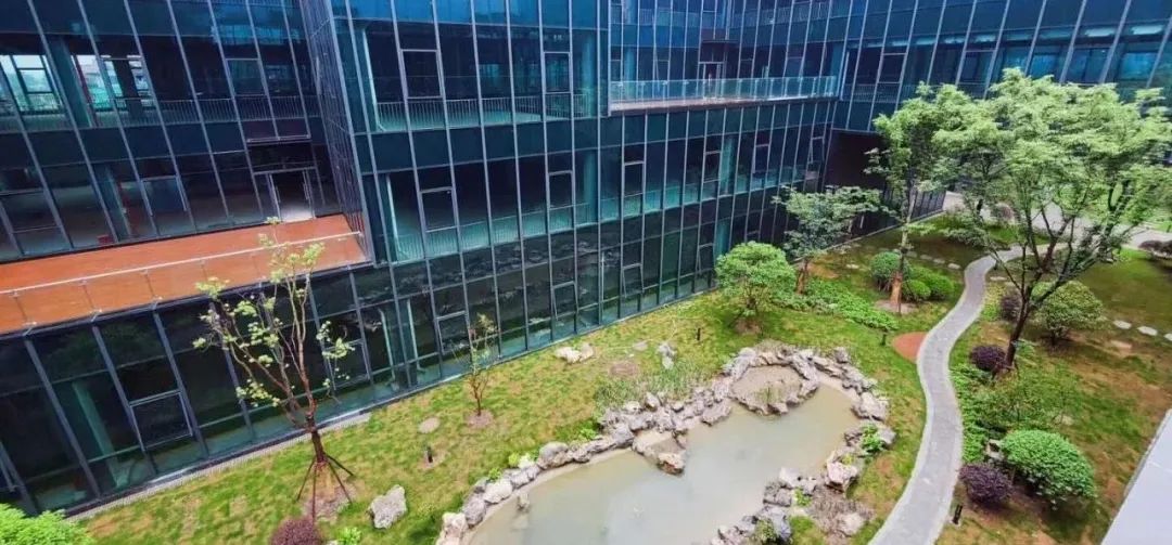 		办实事 暖人心 | 凯盛科技：践行“双碳”目的，，，，，，建成上海首个薄膜光伏修建一体化项目_办实事暖人心_尊龙凯时集团有限公司	
