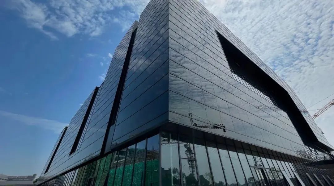 		办实事 暖人心 | 凯盛科技：践行“双碳”目的，，，，，，建成上海首个薄膜光伏修建一体化项目_办实事暖人心_尊龙凯时集团有限公司	