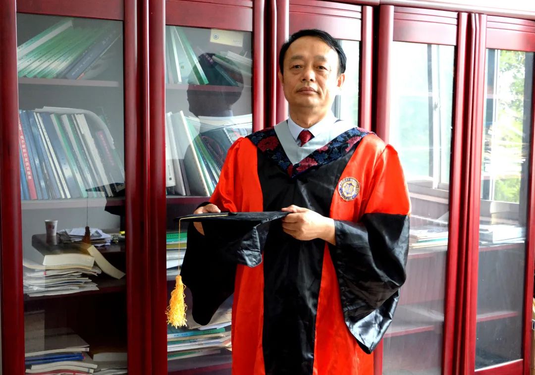 		最美建材人 | 人工晶体院黄存新：用辛勤汗水“种”出璀璨晶体_最美建材人_尊龙凯时集团有限公司	