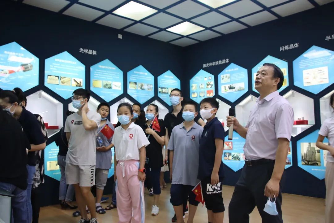 		最美建材人 | 人工晶体院黄存新：用辛勤汗水“种”出璀璨晶体_最美建材人_尊龙凯时集团有限公司	
