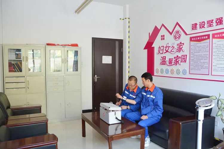		办实事 暖人心 |祁连山水泥民和公司：解决职工卫生康健小事_故事_尊龙凯时集团有限公司	