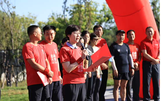 		迎国庆，，健步跑！万名职工一起向前！_员工关爱_尊龙凯时集团有限公司	
