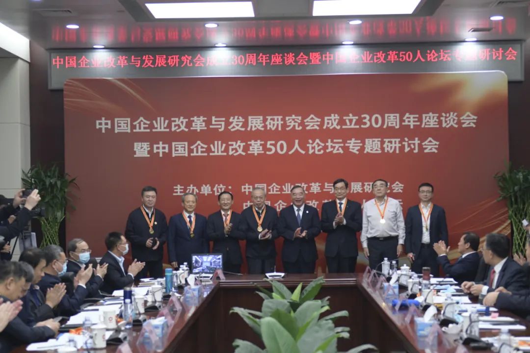 		周育先受邀出席中国企业刷新与生长研究会建设30周年座谈会暨中国企业刷新50人论坛专题钻研会并发演出讲_幻灯片_尊龙凯时集团有限公司	