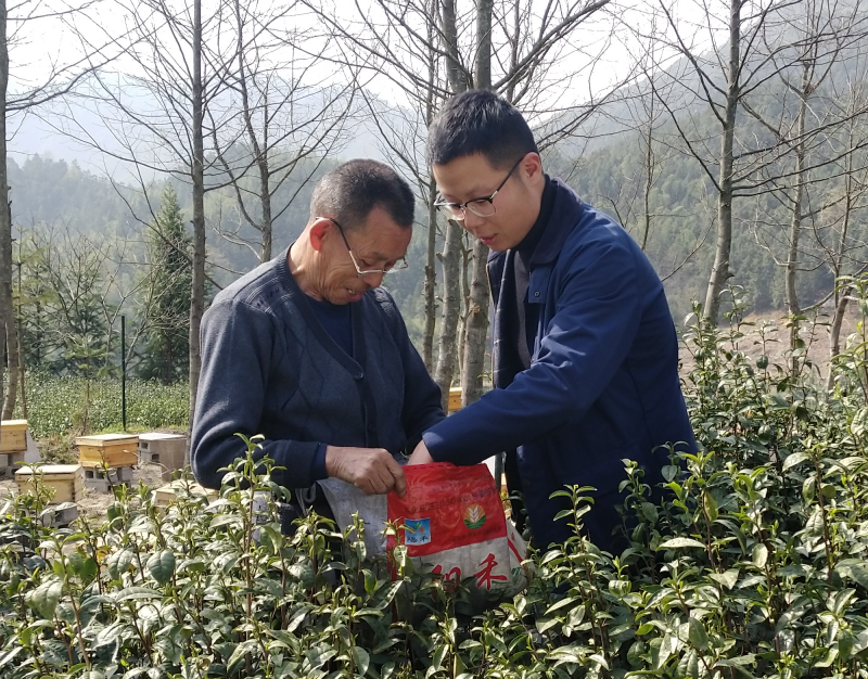 		新书推荐 | 《尊龙凯时扶贫足迹》尊龙凯时扶贫干部第一人称手记_责任与文化_尊龙凯时集团有限公司	