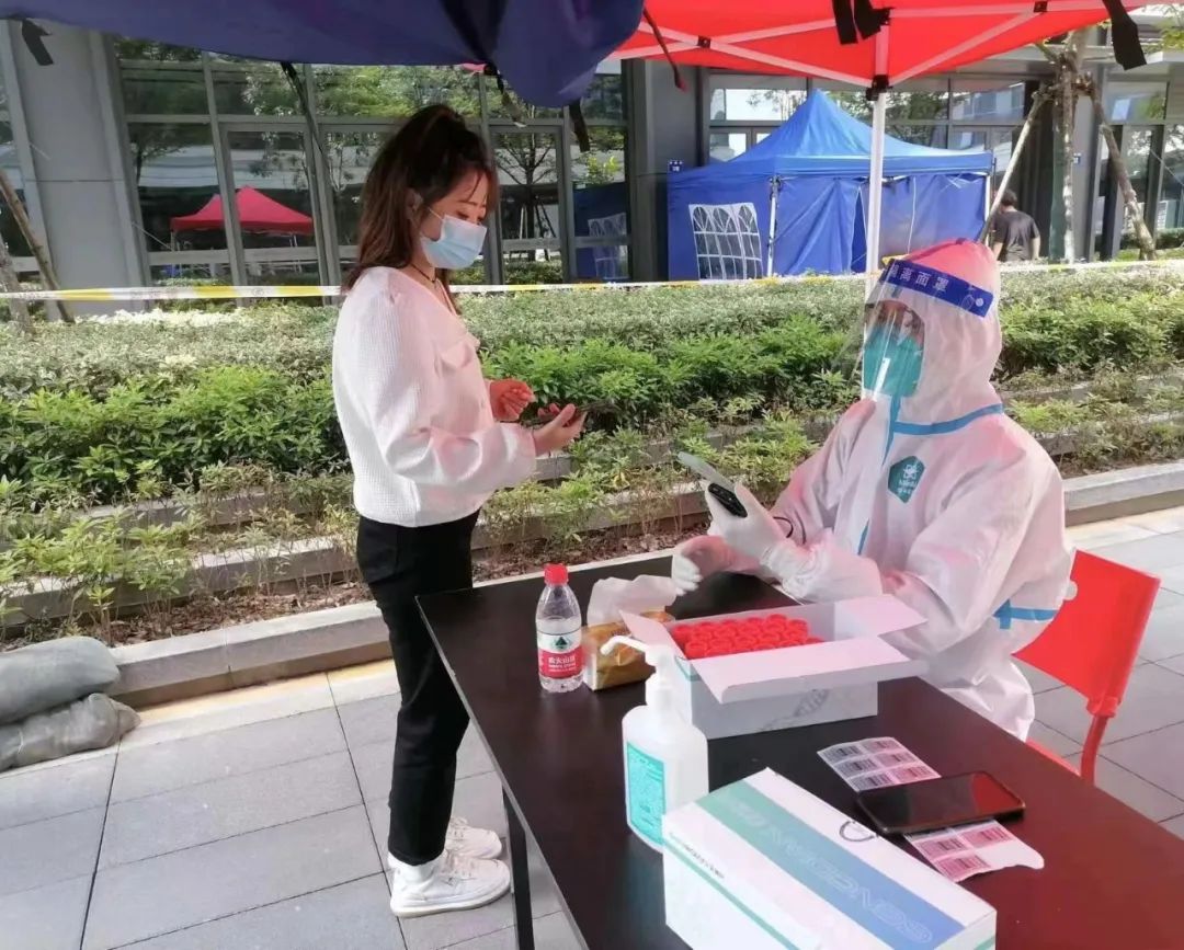		最美抗疫自愿者 | 北新建材高华军：“五一”劳动节做防疫自愿者_人物_尊龙凯时集团有限公司	