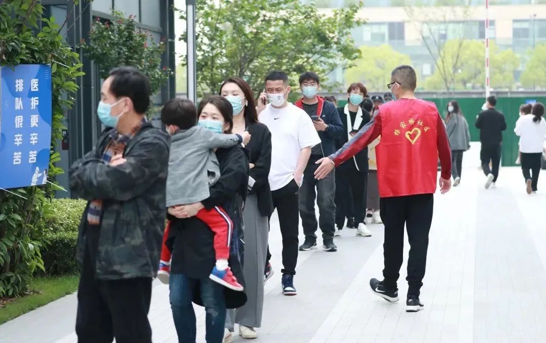 		最美抗疫自愿者 | 北新建材高华军：“五一”劳动节做防疫自愿者_人物_尊龙凯时集团有限公司	