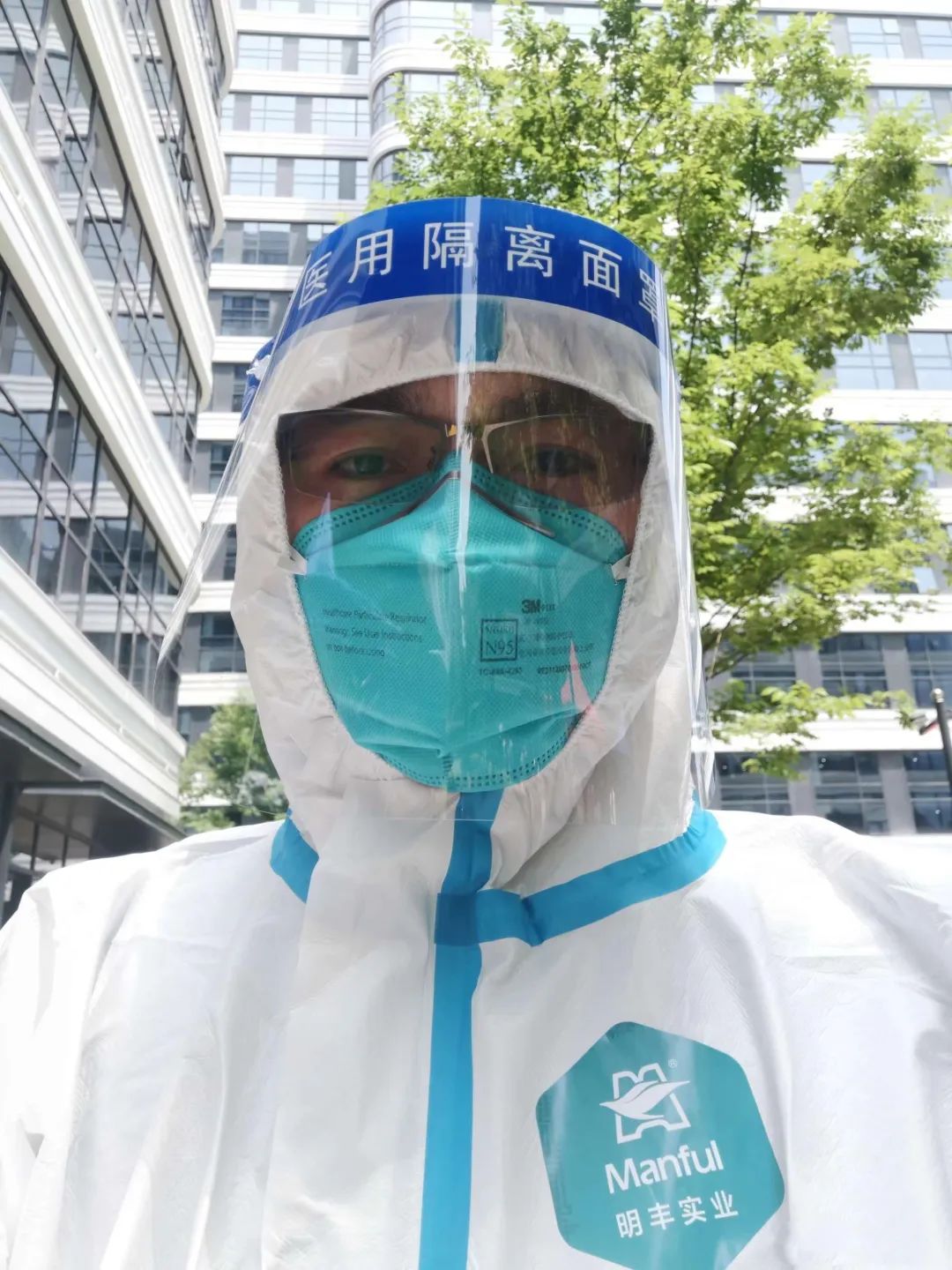 		最美抗疫自愿者 | 北新建材高华军：“五一”劳动节做防疫自愿者_人物_尊龙凯时集团有限公司	