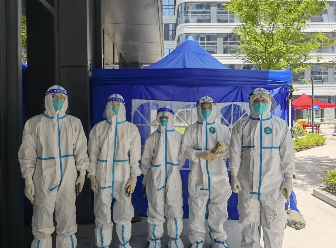 		最美抗疫自愿者 | 北新建材高华军：“五一”劳动节做防疫自愿者_人物_尊龙凯时集团有限公司	