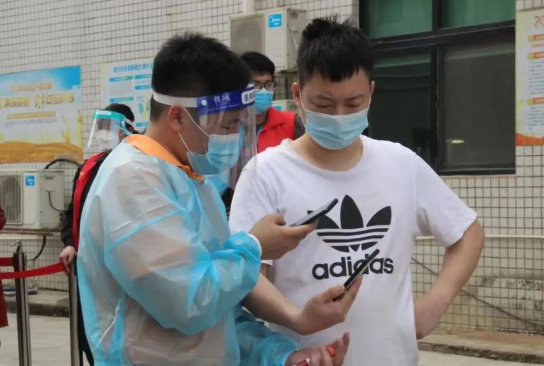 		最美抗疫自愿者 | 深圳国显青年自愿者抗疫效劳队在行动_人物_尊龙凯时集团有限公司	