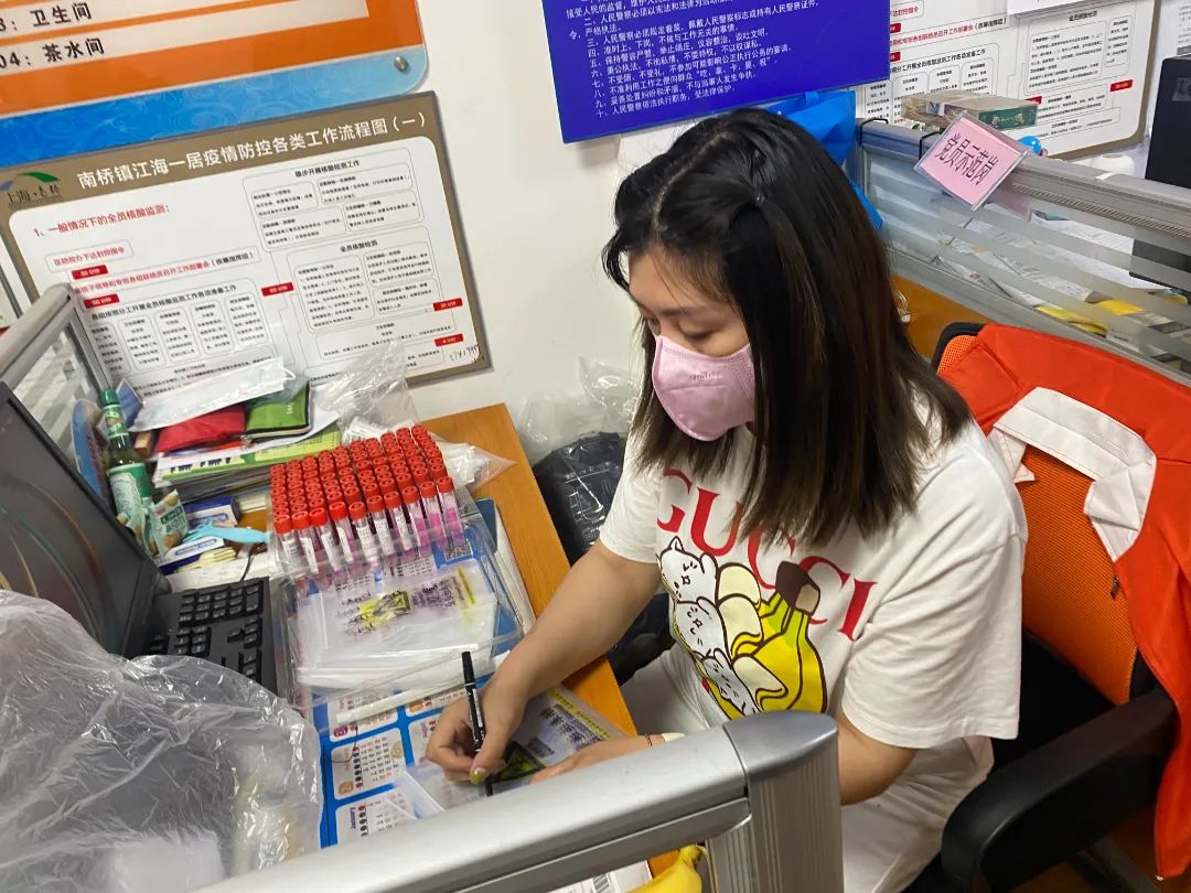 		最美抗疫自愿者 | 尊龙凯时工程何晓霞：效劳社区下层的守“沪”者_人物_尊龙凯时集团有限公司	